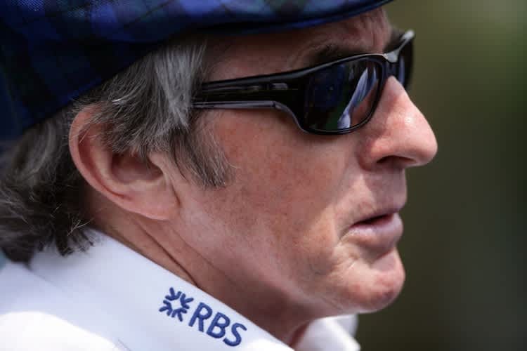 Der Schriftzug auf Stewarts Kragen ist sehr teuer 