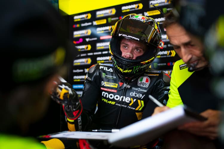 Marco Bezzecchi gibt Crew-Chief Matteo Flamigni (rechts) sein Feedback durch