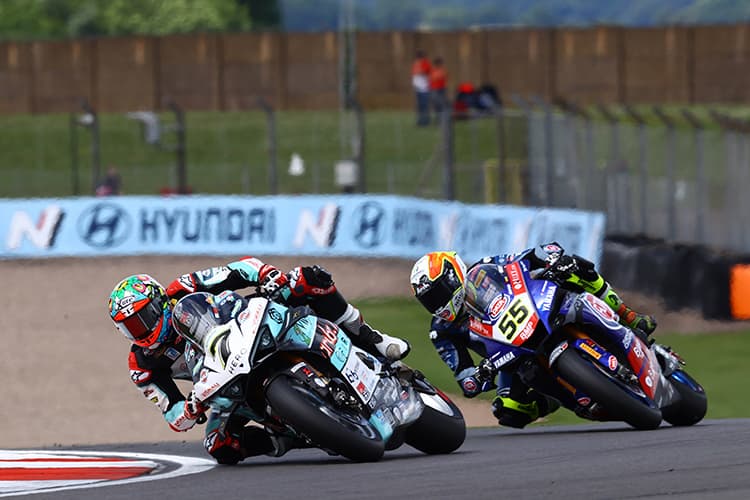 Chaz Davies vor Andrea Locatelli