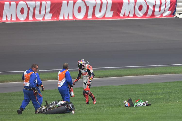 An der Honda von Stefan Bradl blieb nicht viel ganz