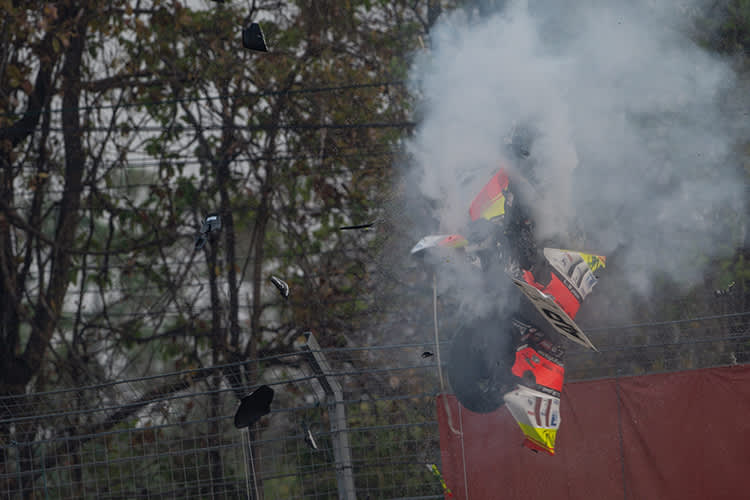 Fast flog die Ducati über den Fangzaun