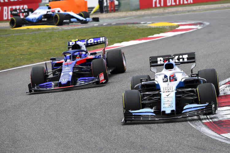 George Russel im China-GP vor Daniil Kvyat, hinten Robert Kubica