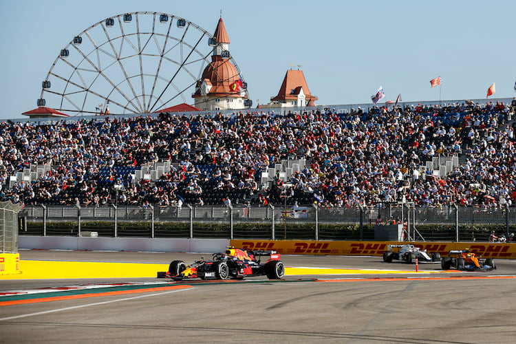 Alex Albon vor Lando Norris und George Russell