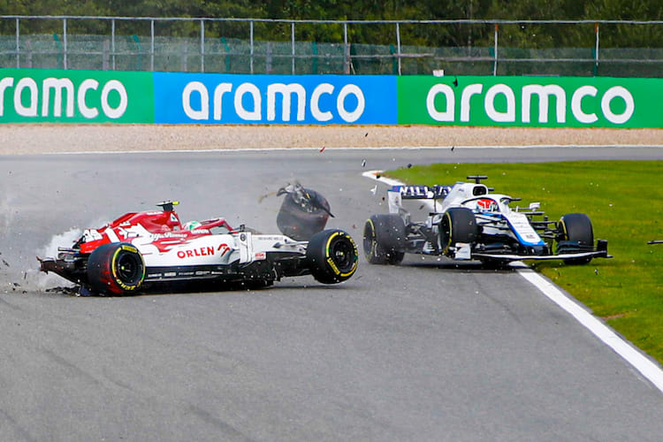 Crash von Giovinazzi und Russell in Belgien
