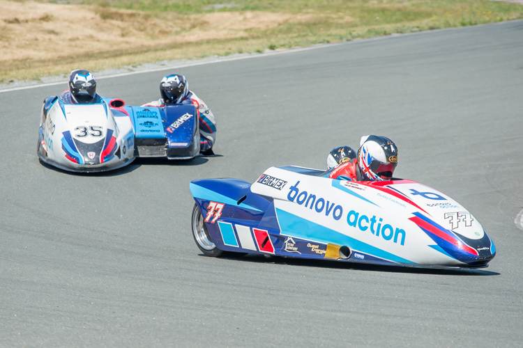 Reeves/Rousseau (77) führen in der IDM Seitenwagen vor Sattler/Schmidt (35) 