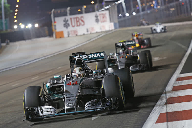 Lewis Hamilton vor Nico Rosberg in Singapur 2015