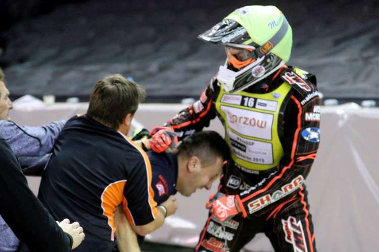 Sam Masters (re.) verpasste Nicki Pedersens Mechaniker einen rechten Haken