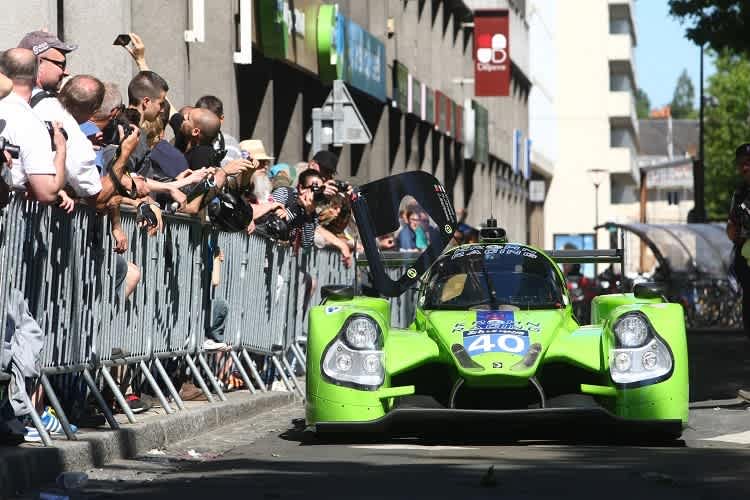 Rennwagen in der City von Le Mans gibt es an den Tagen der technischen Abnahme