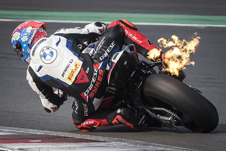 Spektakulär: Restbenzin im Auspuff verbrennt