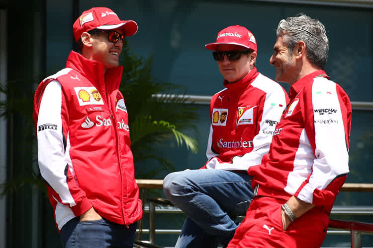 Ferrari-Teamchef Maurizio Arrivabene mit Sebastian Vettel und Kimi Räikkönen