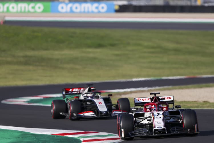 Kimi Räikkönen vor Romain Grosjean