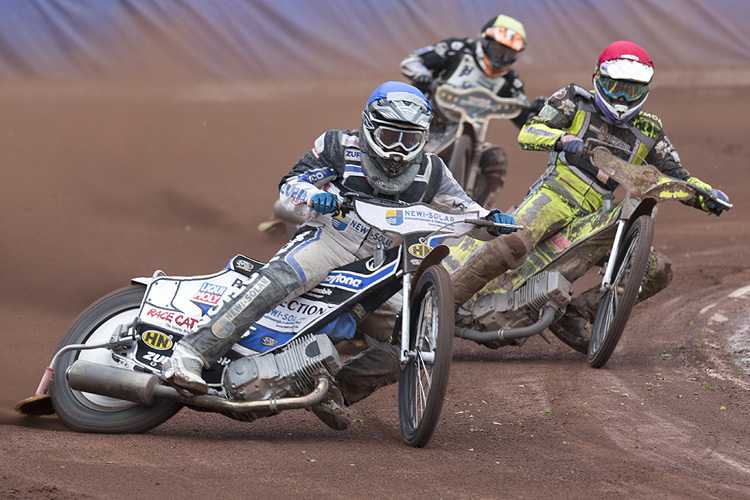 Erik Riss (vorne) bleibt Herxheim treu