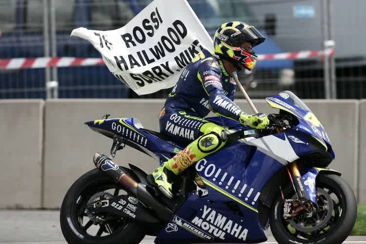 Valentino Rossi mit der selbstgemachten Flagge, mit der er sich bei Mike Hailwood entschuldigte