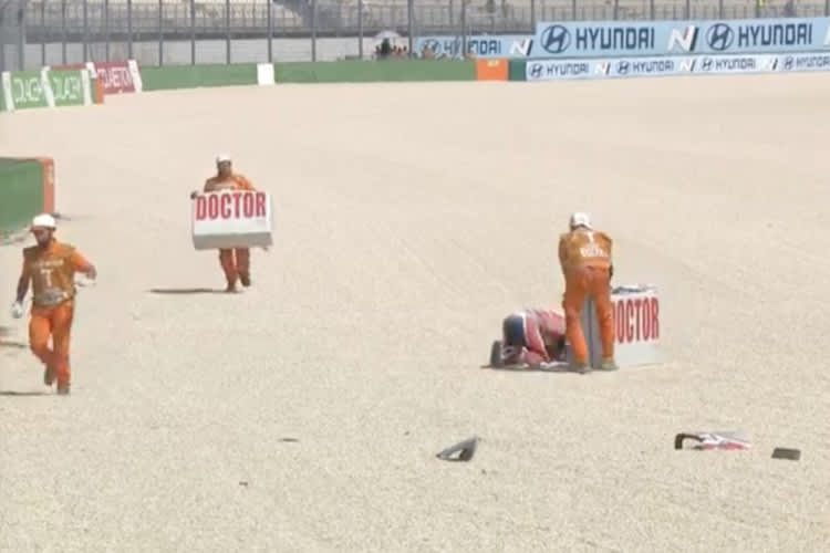 Ein paar Meter weiter links zerschellte die Honda an der Mauer