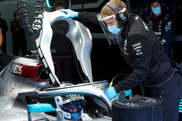 Valtteri Bottas nimmt Platz im Silberpfeil