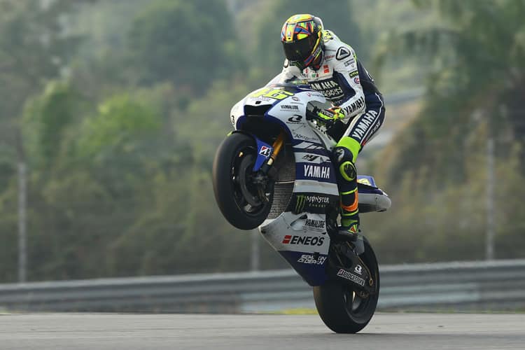 Für SPEEDWEEK.com ist Valentino Rossi immer zu einem Wheelie aufgelegt
