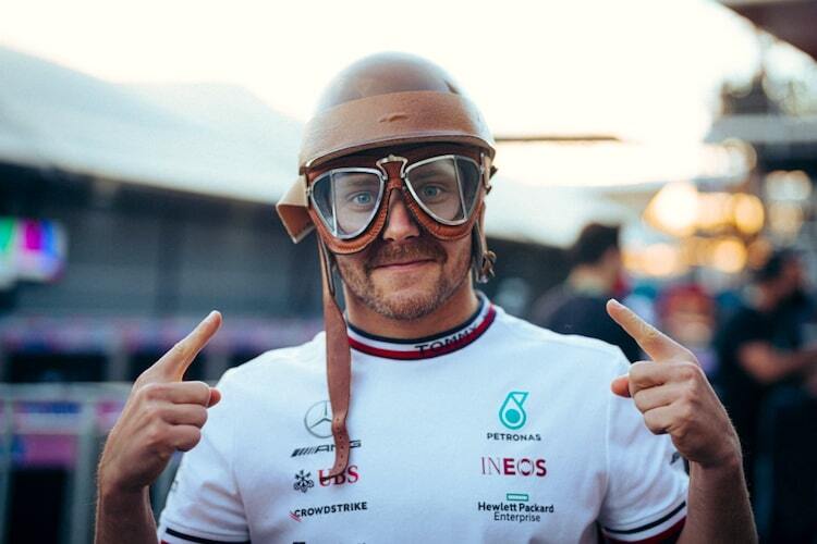 Valtteri Bottas nach seiner Pole-Position – mit einer Replika des Helms von Juan Manuel Fangio