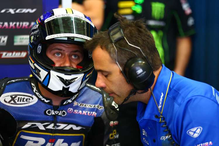 Marcel Schrötter mit Tech3-Crewchief Nicolas Reynier