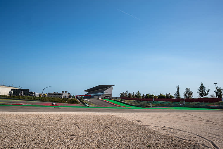 Turn 1 in Portimão: Nach dem Crash von Di Giannantonio werden die Kiesbetten entschärft