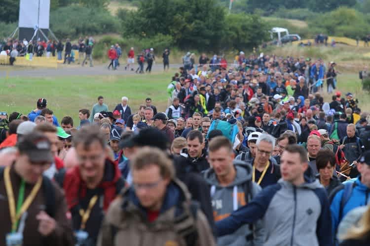 Zuschauer auf dem Weg zur Panzerplatte in Baumholder