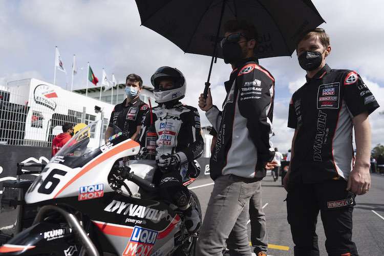 Phillip Tonn mit Teammanager Dirk Reißmann (rechts) in der Startaufstellung des European Talent Cup