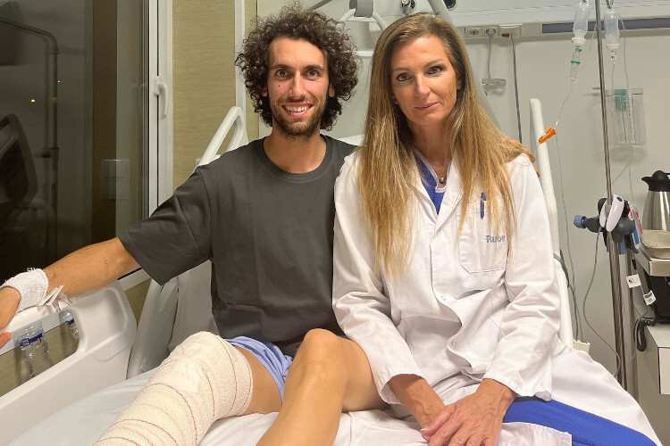 Alex Rins mit Dr. Gomez Arrayas 