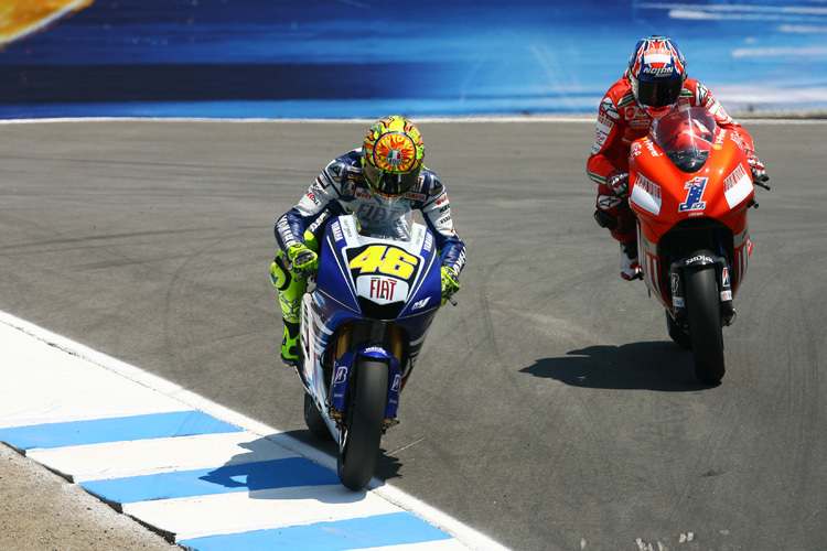 2008: Rossi packt Stoner in der «Corkscrew»