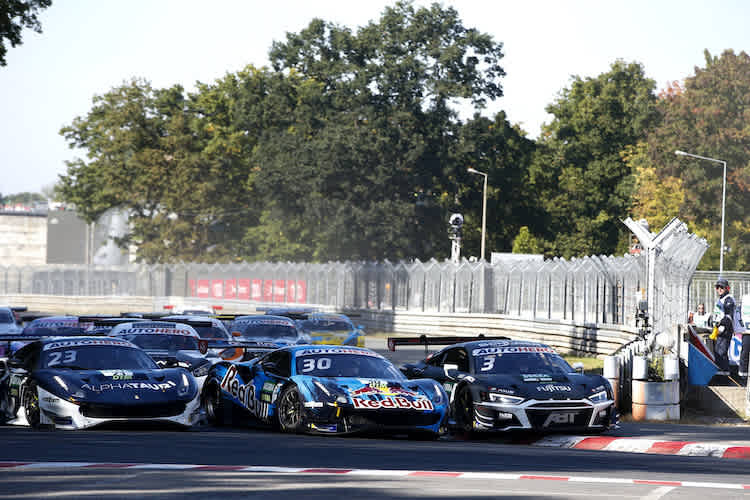 Die Kollision in Kurve eins