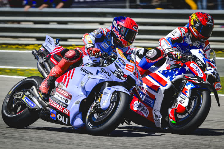 Raul Fernandez (re.) gegen Marc Marquez