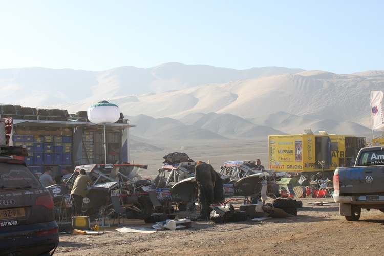 Viel Arbeit für die Teams vor den Dünen von Copiapo