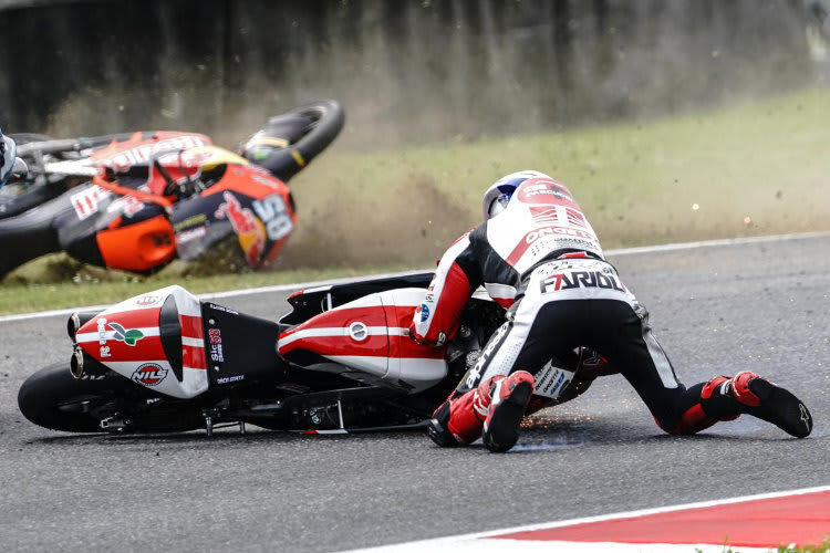 Immer sehr gefährlich: Gestürzte Fahrer auf der Rennstrecke