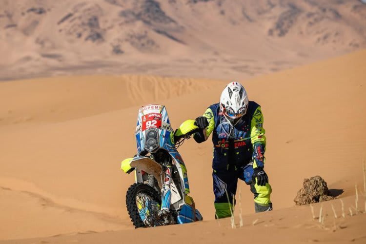 Völlig erschöpft beenden manche Teilnehmer vorzeitig die Dakar. Hier Eric Martinez