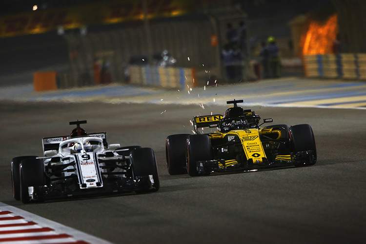 Nico Hülkenberg (rechts) kauft sich Marcus Ericsson (Sauber)
