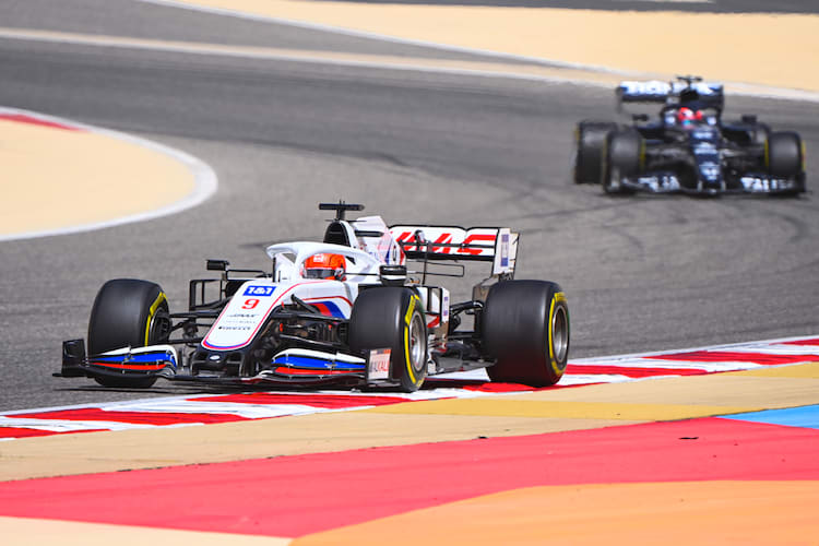 Nikita Mazepin (Haas) vor Yuki Tsunoda (AlphaTauri)