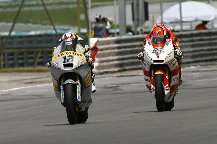 Tom Lüthi (vo.) besiegte in Sepang Stefan Bradl