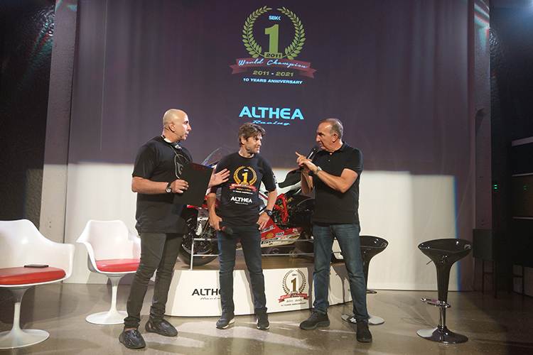 Carlos Checa (Mitte) und Genesio Bevilacqua (re.)