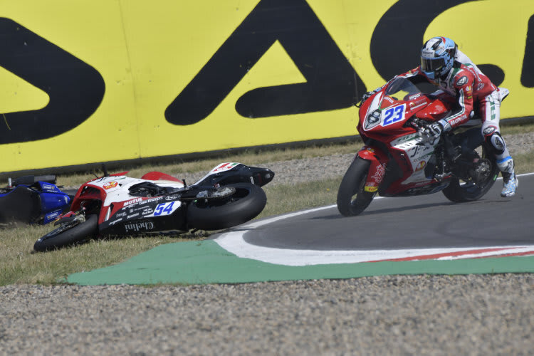 Marcel Schrötter wurde von seinem gestürzten Teamkollegen behindert