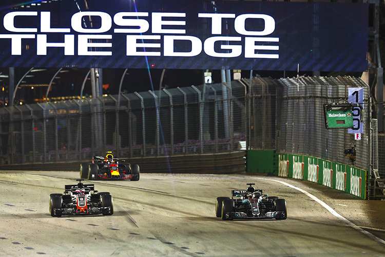 Romain Grosjean (links) gegen Lewis Hamilton und Max Verstappen