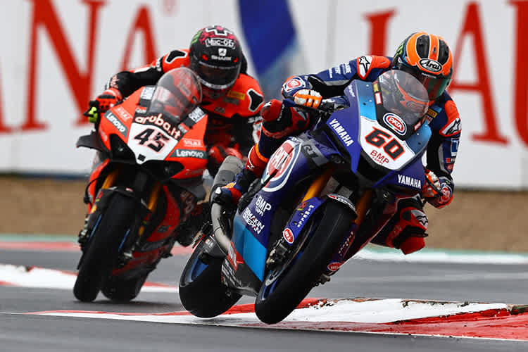 Michael van der Mark vor Scott Redding