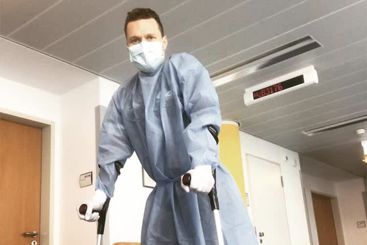 Erste Meter auf Krücken: Martin Smolinski