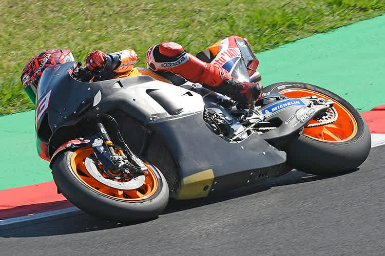 Marc Márquez mit dem 2023-Prototyp mit Kalex-Schwinge