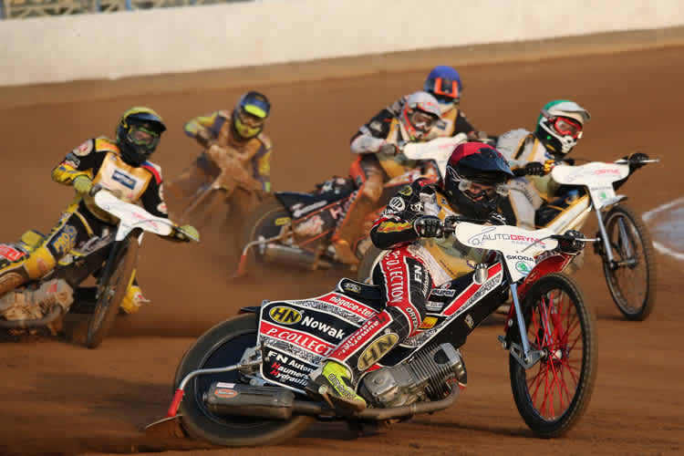 Erik Riss (vorne) gehört im Langbahn-GP und im Speedway-U21-Finale zu den Favoriten
