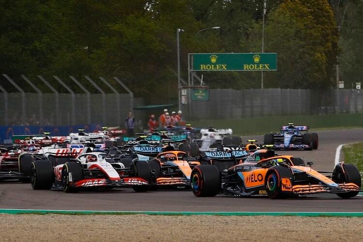 McLaren führt das Mittelfeld an