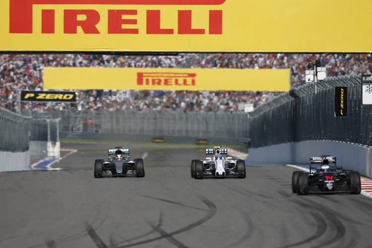 Lewis Hamilton (links) greift Valtteri Bottas an, vorne rechts Fernando Alonso