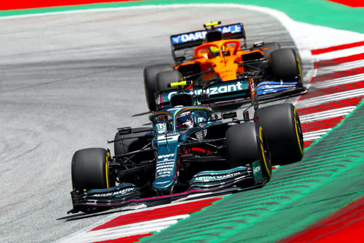 Typische Farben: Aston Martin in Grün, McLaren in Papaya-Orange