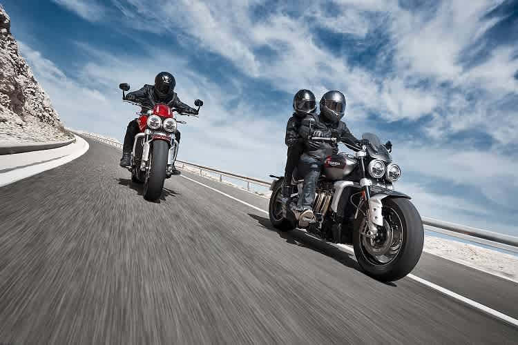 Triumph Rocket 3R (links) und Rocket 3GT: mehr als 40 kg wurden eingespart, um Trockengewichte von 291 und 294 kg zu erreichen