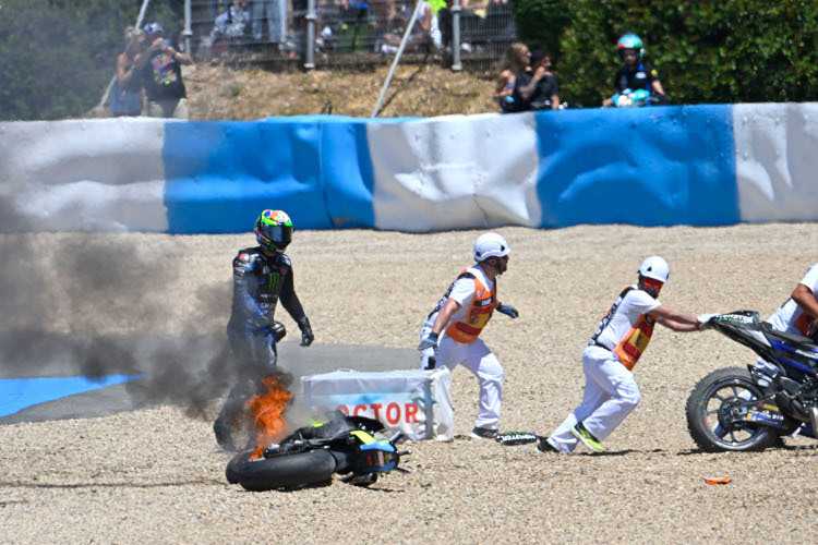 Morbidelli und Bezzecchis brennende VR46-Ducati im Kiesbett von Kurve 2