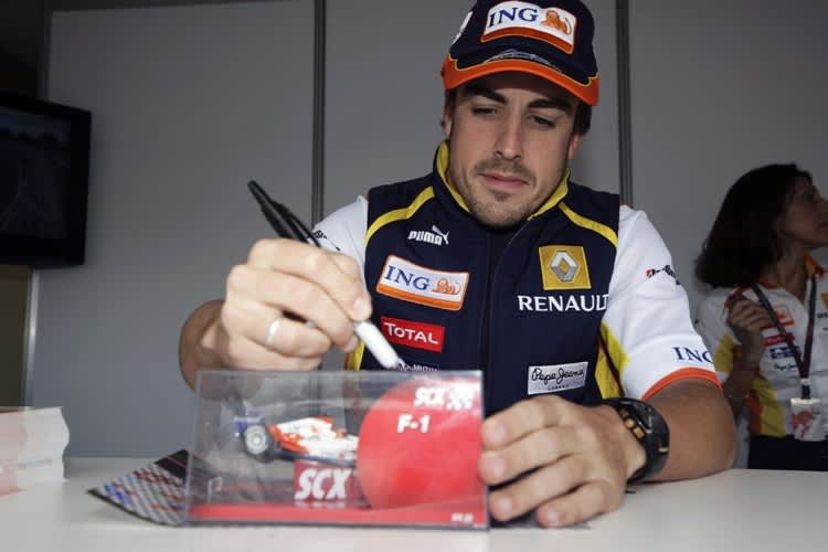 Fernando Alonso beim Autogramme-Schreiben