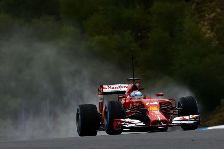 Fernando Alonso auf nasser Bahn