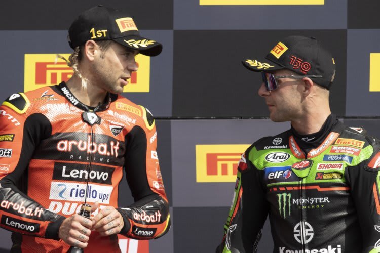 Jonathan Rea muss nicht nur Alvaro Bautista abfangen, sondern auch Toprak Razgatlioglu